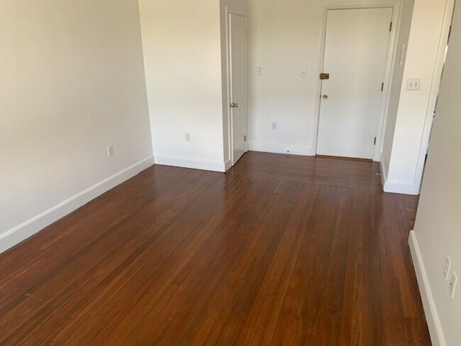 Building Photo - No Brokers Fee, No Security Deposit, heat, Hot Water Included, Laundry on a Site, Parking for Rent