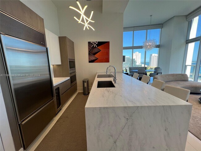 Building Photo - 495 Brickell Ave