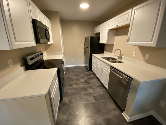 Room in Duplex on Bragg St - Room in Duplex on Bragg St Townhome