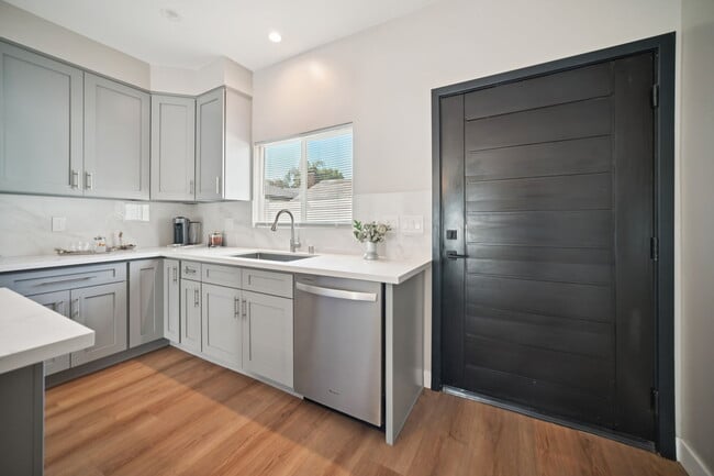 Foto del edificio - 8436 Oakdale Ave