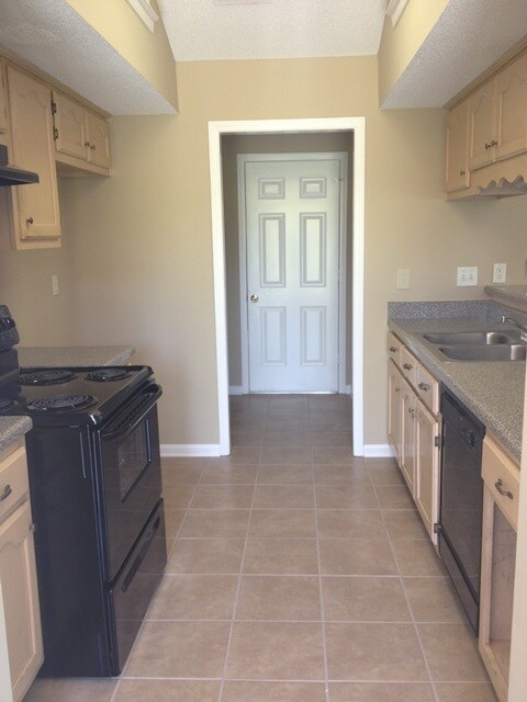 Building Photo - 1039 Parkview Cir S