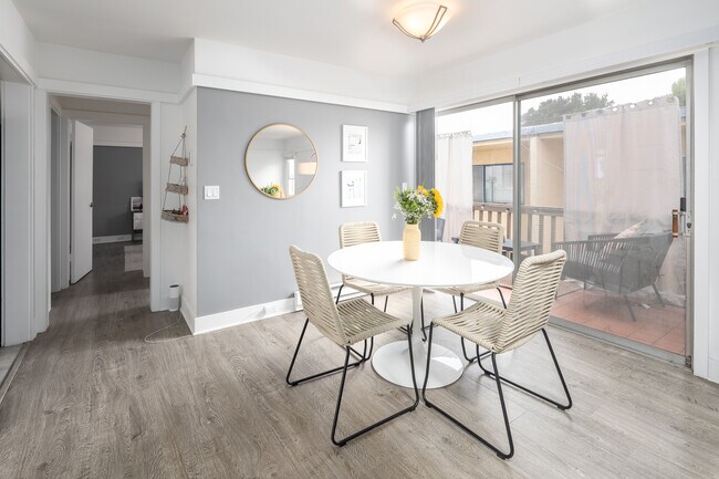 Dining Area - 2807 Highland Ave