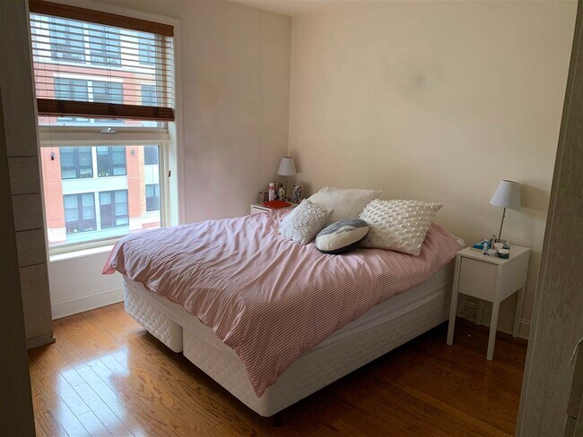 Foto del edificio - 1331 Grand St
