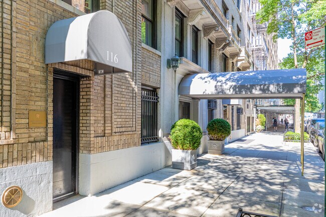 Entrada - 114-116 E 84th St