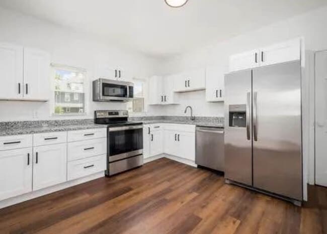 Building Photo - 200 S Cypress Ave