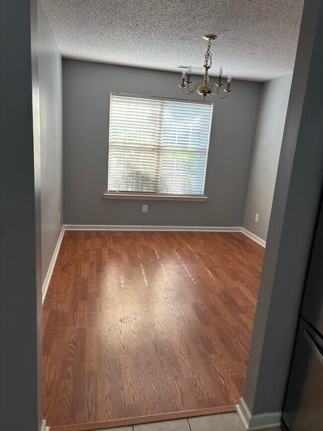 Foto del edificio - 110 Meadowglade Ln