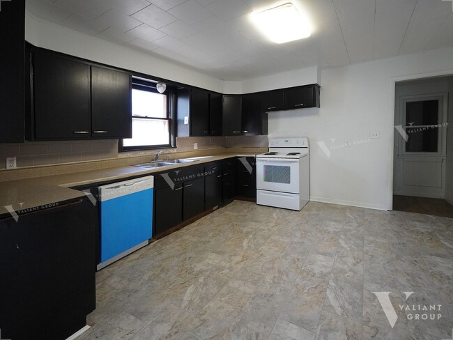 Building Photo - Spacious 3 Bedroom, 2 Bathroom Rental Home...