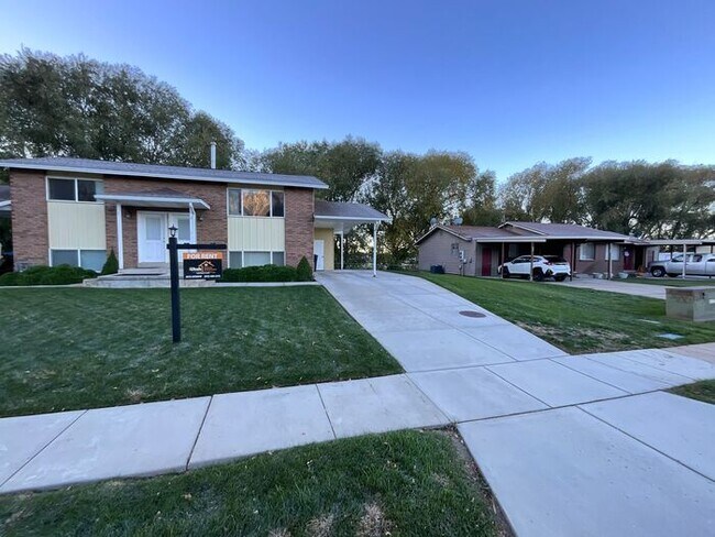 Foto del edificio - 2 bdrm 1 bath Duplex. Small Dog Friendly