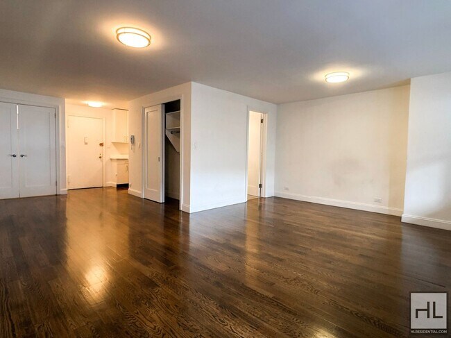 Building Photo - E 82 St