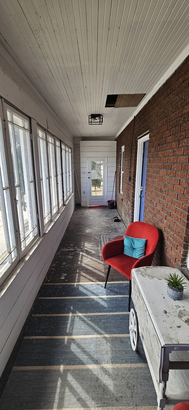 Building Photo - 1015 Pine Ave