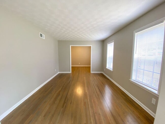 Building Photo - Large 3 bed, 2 bath home near Raines and I...
