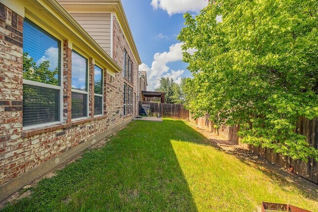 Foto del edificio - 15516 Mayflower Trail