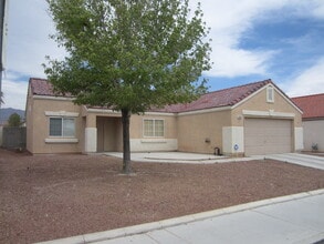 Building Photo - 2616 W El Campo Grande Ave