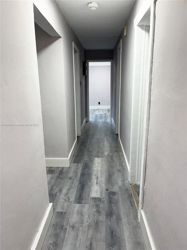 Foto del edificio - 400 NW 7th Ct