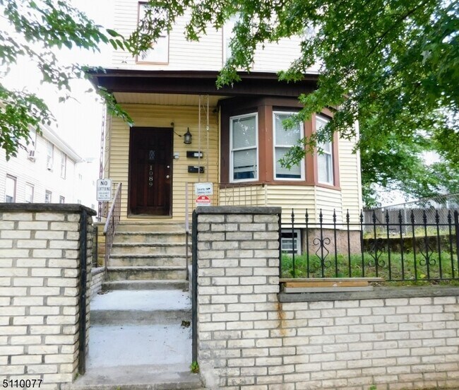 Building Photo - 1089 Anna St
