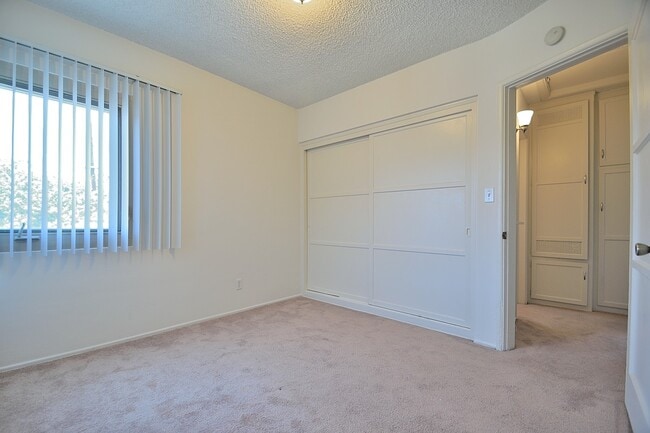 Building Photo - 1633 E Maple Ave