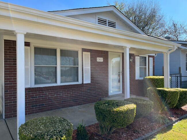 Building Photo - 3 Bed 1.5 Bath Home