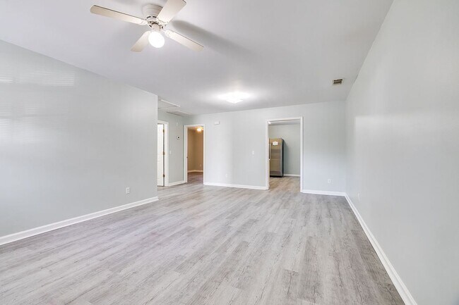 Foto del edificio - Charming 2BR Duplex with Spacious Yard in Springfield