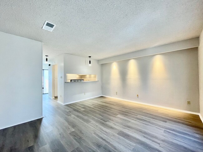 Building Photo - Renovated 2 Bedroom, 1.5 Bathroom Townhome!