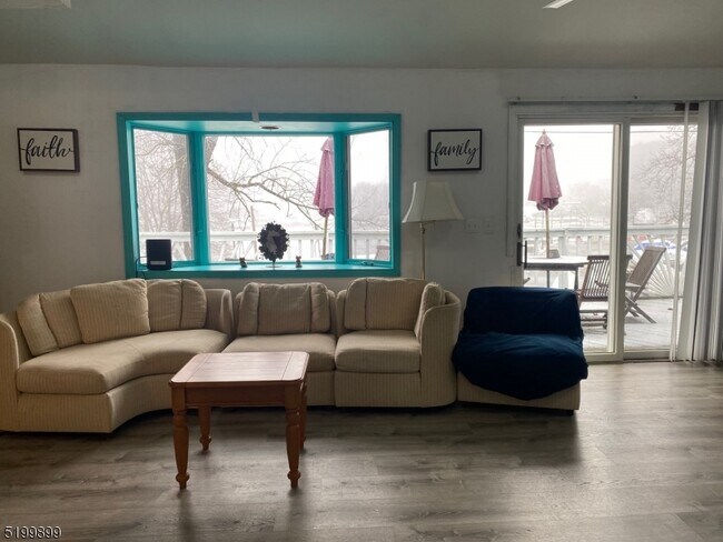 Foto del edificio - 39 Edgemere Ave