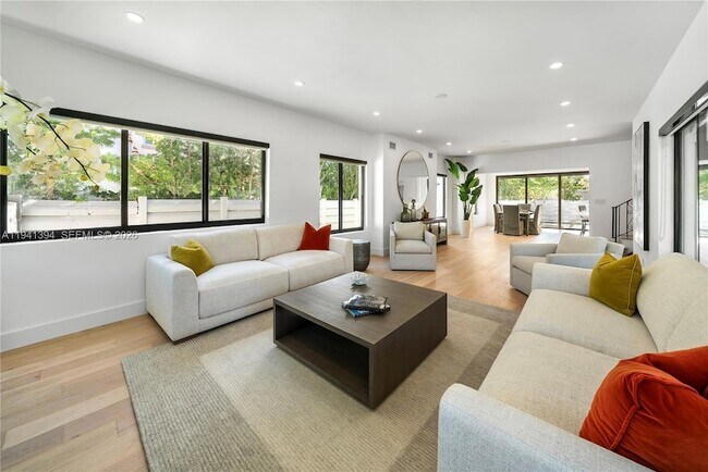 Foto del edificio - 600 NE 57th St