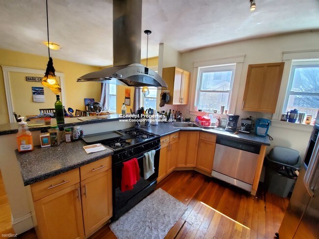 Building Photo - 4 br, 1 bath  - 8 Belmont St