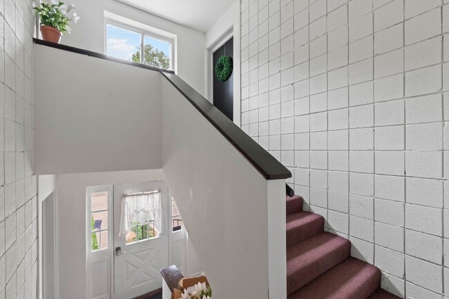 Building Photo - Ready for mid-May, don't miss this SPACIOUS 2-bedroom in the heart of Crafton!