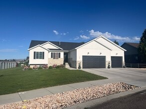 Building Photo - 704 700 E