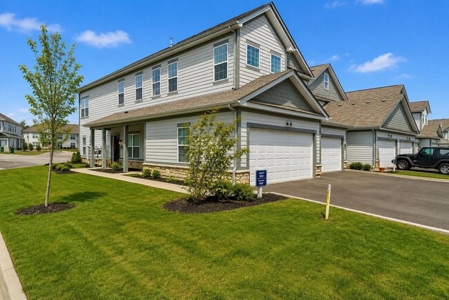 Building Photo - 800 Redwood Ln