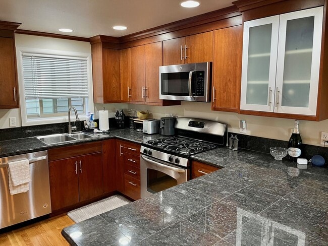 Building Photo - Queen Anne Townhome