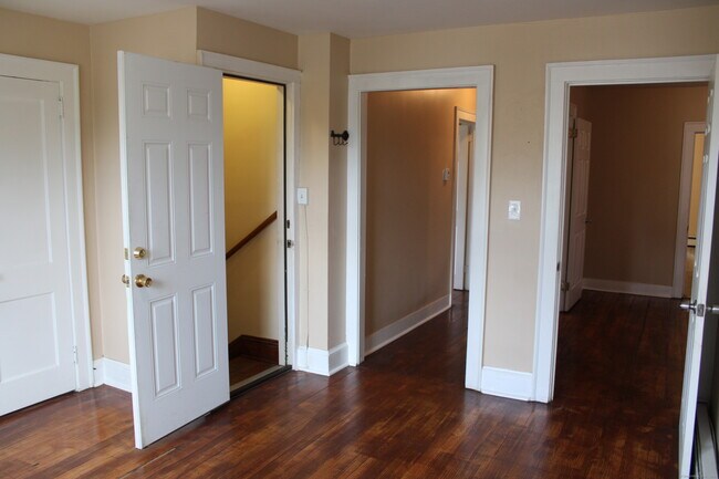 Building Photo - 33-35-35 Oliver St