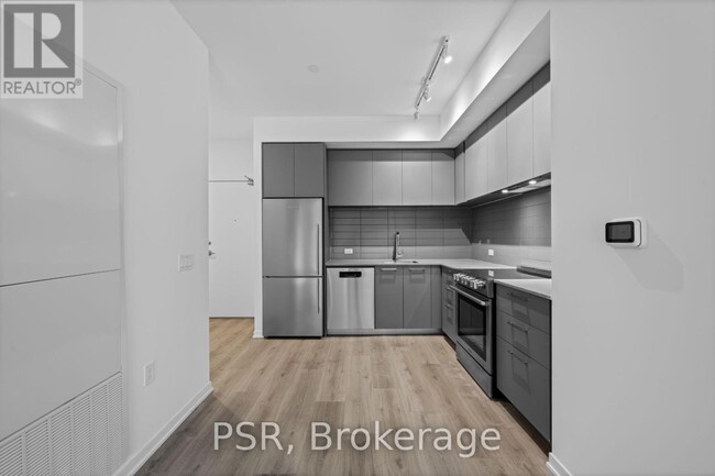 Building Photo - 101-101 Roehampton Ave