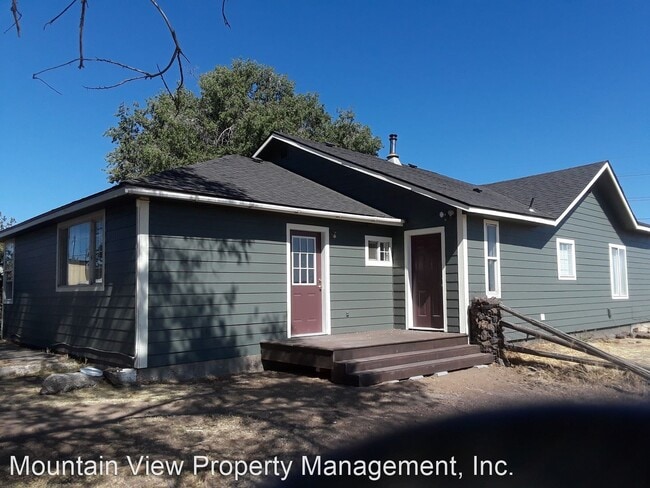 Building Photo - 3 br, 1 bath House - 840 SW Helmholtz Way