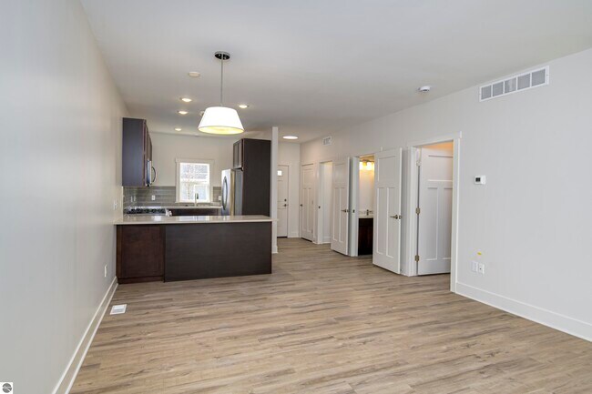 Building Photo - 1542 Simsbury St