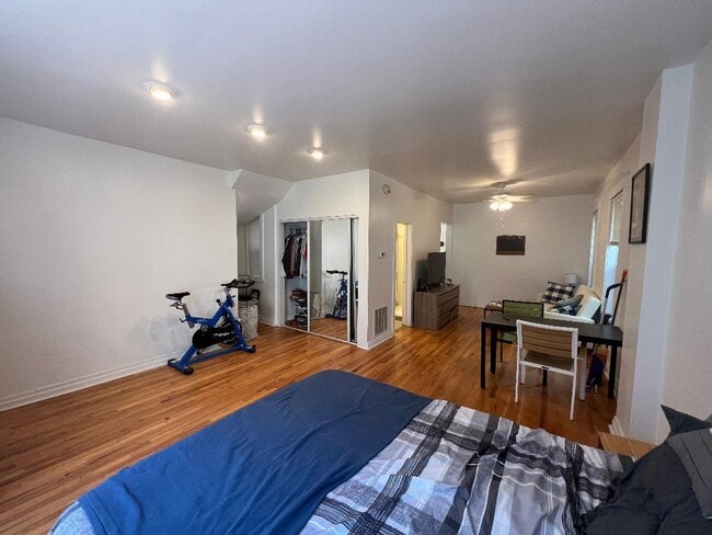 Building Photo - 852 W Diversey Pkwy