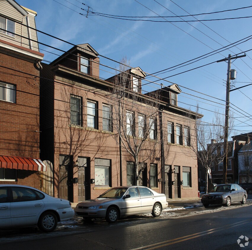 Building Photo - 2027 Sarah St