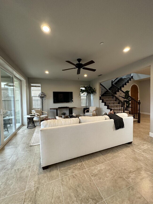 Building Photo - Gorgeous like new 4 bedroom 3 bath home located in Promontory
