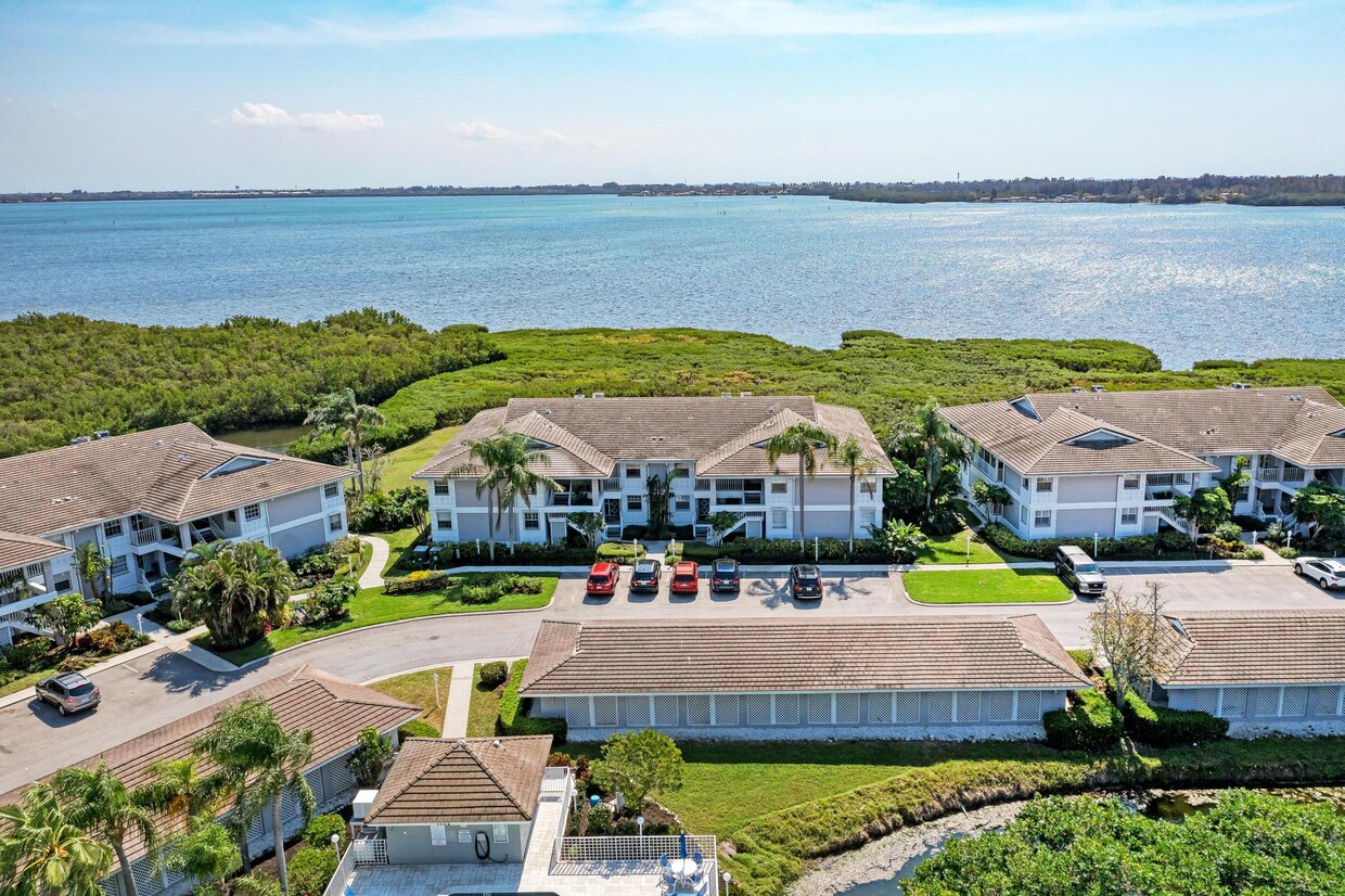 Primary Photo - 1125 Edgewater Cir
