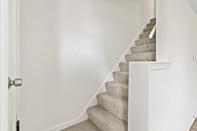 Escalera - 1725 E Frankfort St