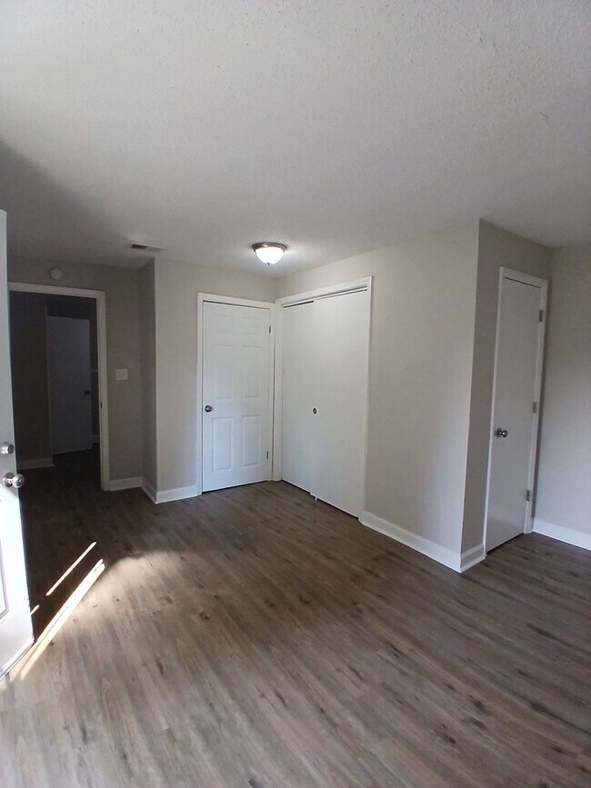 Building Photo - Fully Renovated 3 Bedroom, 1 Bath | Hyde Park | Open to Section 8