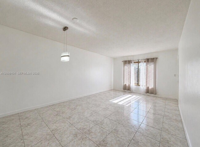 Foto del edificio - 160 Royal Palm Rd