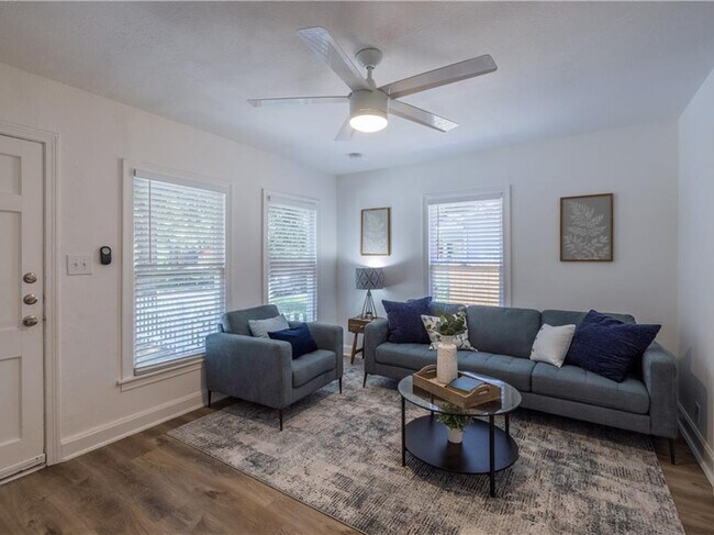 Foto del edificio - 906 Capitol Ct