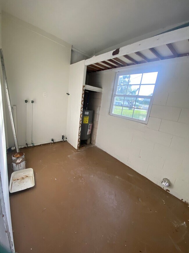 Building Photo - 2 bedroom, 1 bathroom with large fenced ba...