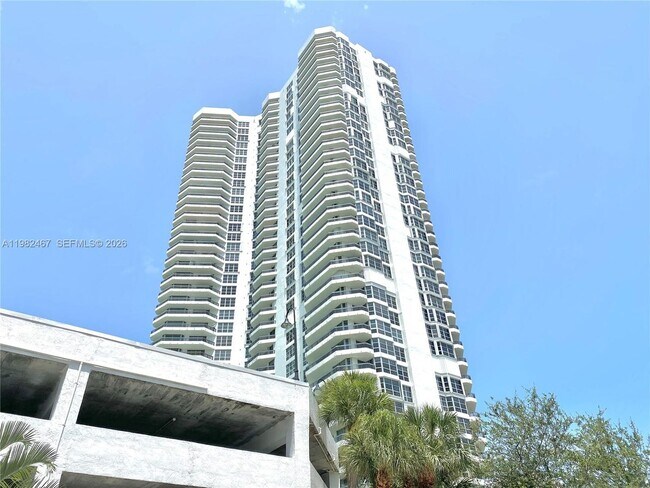 Foto del edificio - 3500 Mystic Pointe Dr