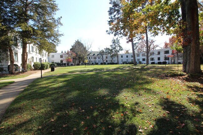 Foto del edificio - 1700 N Elm St