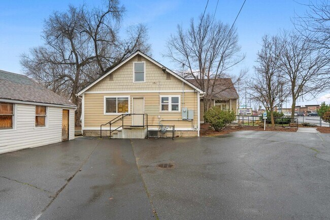 Building Photo - 107 E Holland Ave