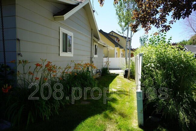 Building Photo - 5707 N Bogart Ln
