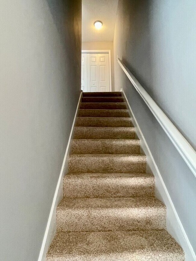 Building Photo - 3 bedroom 2 bath TownHome $925