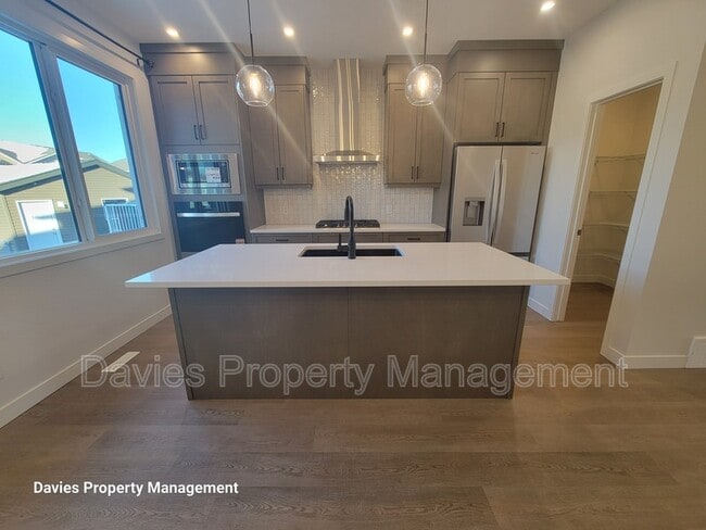 Building Photo - 2222 Muckleplum Cres SW