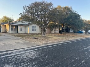 Building Photo - DECEMBER MOVE IN!  Cute 3 Bedroom 1.5 Bath...